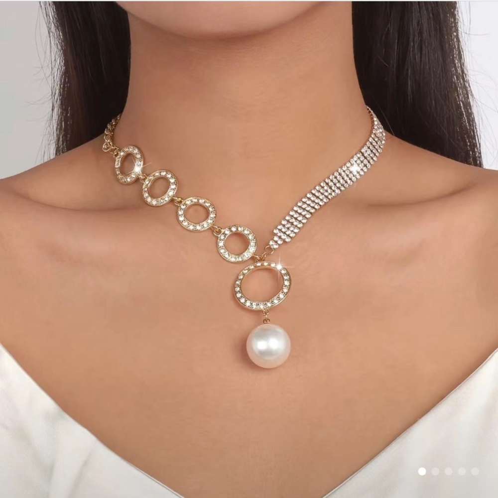 Faux pearl‎ pendant necklace